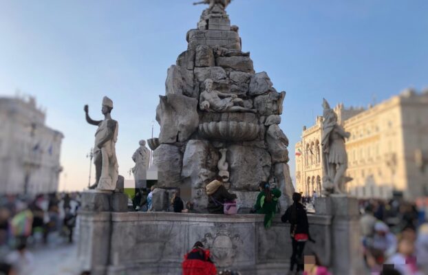 Bambini nella fontana di piazza Unità: «#Tolleranzazero, 250 euro di sanzione a genitori»